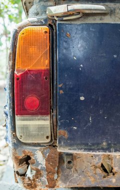 Arka pikap araba eski obsolate çürüme ve kırdı