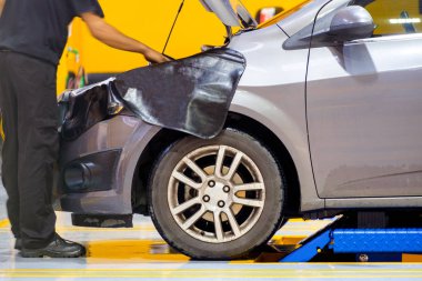 Tamirci adam kontrol sorun önünde araba garajında motor