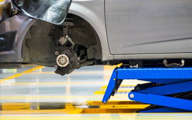 Mavi garajda makas araba hub açık kaldırma