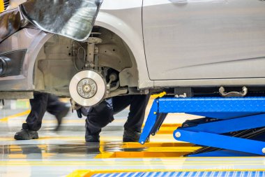 Mavi garajda makas araba hub açık kaldırma