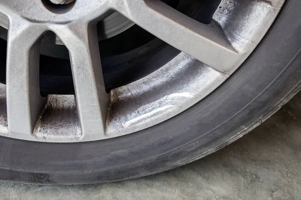 Alaşım tekerlekli araba lastiği kir yağ lekesi yakın çekim