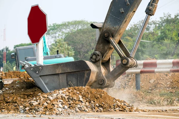 Gran Retroexcavadora Pesada Cavar Tierra Piedra Marrón — Foto de Stock