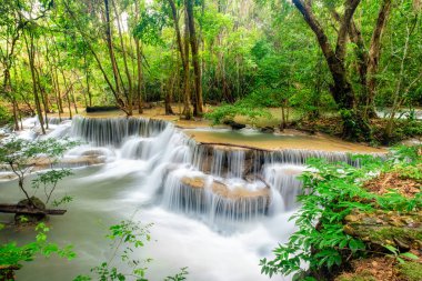 Güzel Huay Mae Khamin şelale Srinakarin Milli Parkı, Kanchanaburi, Tayland, Thailand, tropikal yağmur ormanlarında