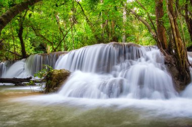 Güzel Huay Mae Khamin şelale Srinakarin Milli Parkı, Kanchanaburi, Tayland, Thailand, tropikal yağmur ormanlarında