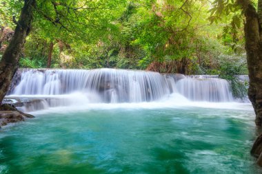 Güzel Huay Mae Khamin şelale Srinakarin Milli Parkı, Kanchanaburi, Tayland, Thailand, tropikal yağmur ormanlarında