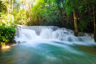 Güzel Huay Mae Khamin şelale Srinakarin Milli Parkı, Kanchanaburi, Tayland, Thailand, tropikal yağmur ormanlarında