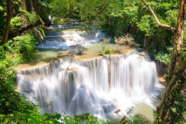 Huay Mae Khamin şelale Srinakarin Milli Parkı, Kanchanaburi, Tayland, Thailand, yağışlı sezon dördüncü katta bakış