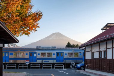 Fuji Dağı ile tren demiryolu Kawaguchiko istasyonunda, Yamanashi, Japan