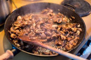 Pişirme petrol ile ahşap flipper bir heyecan tavada mantar. 