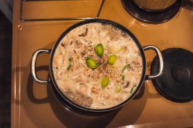 Yulaf çorbası ve haşlanmış sebzeler ile champignon mantar çorbası