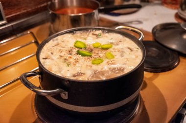 Yulaf çorbası ve haşlanmış sebzeler ile champignon mantar çorbası