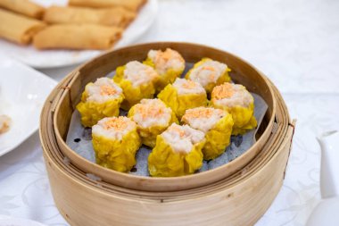 Karides köfte sarı. Dim sum ayarlayın. Tablo içinde bambu tepsi