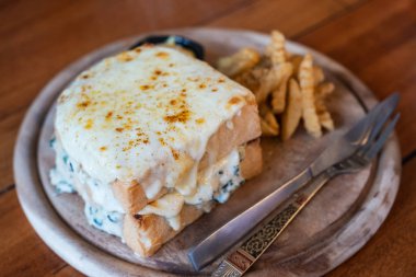 Pişmiş ekmek peynir ile ıspanak french-fries