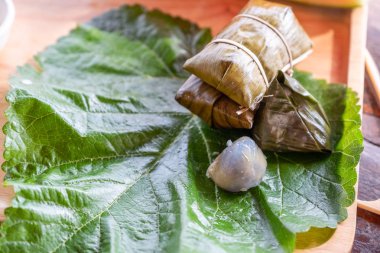 Tay tatlı, Steamed un Hindistan cevizi doldurma ile