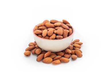 Yığın badem Kupası arka plan üzerinde