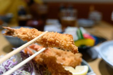 Restoranda bir gevrek tempura karides pinching chopsticks