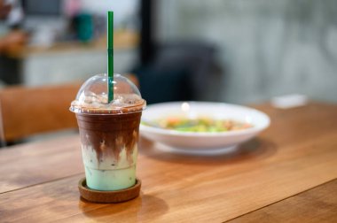 Plastik bardak yeşil nane ile buz Bitter çikolata