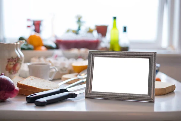 餐桌上的空白相框 — 图库照片