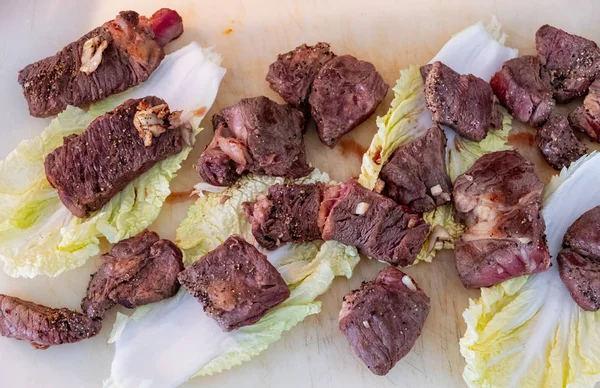 Rindfleischscheiben auf Kohl mit Beeren, Cola-klebriger Sauce — Stockfoto