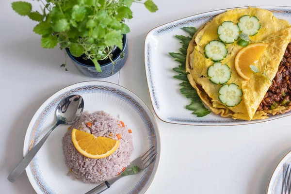 Omelet filled beef fried with rice berry in vase on dining table — Stock Photo, Image