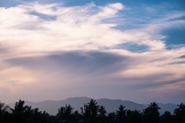 Bulut renk hareket dağ ve ağaç