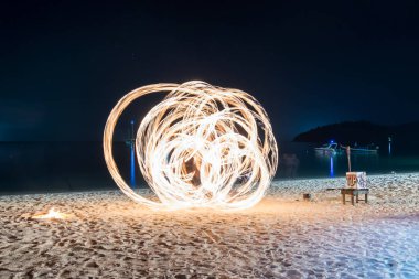 Kişilik gösteri spin silahlı sahilde