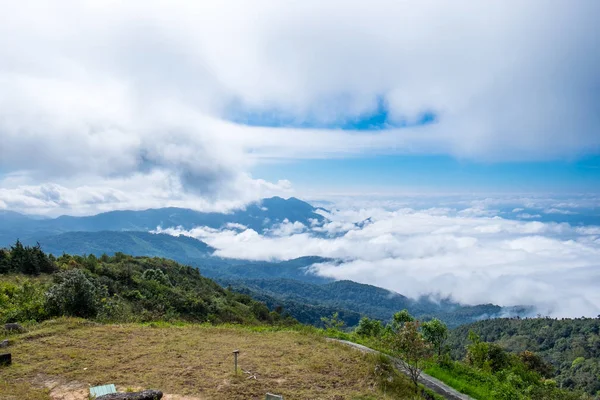 Piek groene berg witte mist wolk scenic — Stockfoto