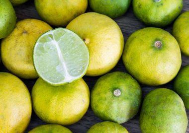 Yarım dilim limon kireç Olgun