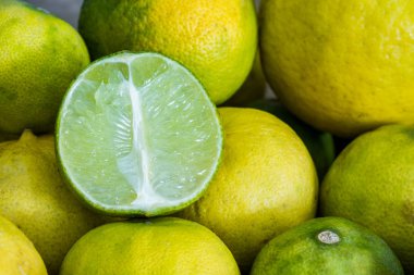 Yarım dilim limon kireç Olgun