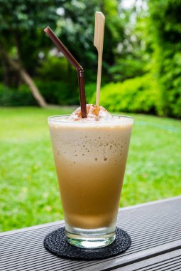 Kahve kapuçino karmaşası köpük cam ve saman