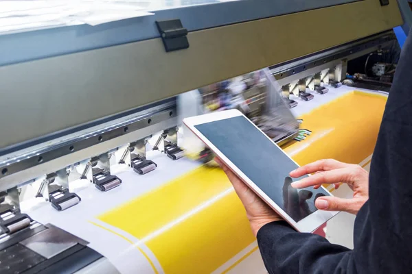 Tablet de controle de toque técnico na impressora a jato de tinta de formato durante — Fotografia de Stock