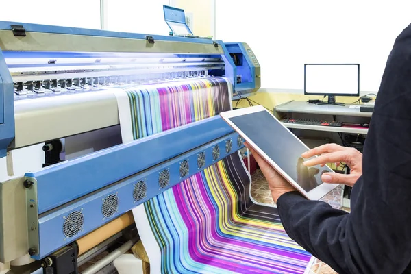 Mürekkep püskürtmeli yazıcı Yazdırma multicolo ile tablet denetimi kullanarak ele