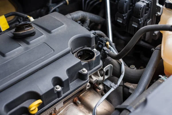 Yakın çekim sentetik yağ motoru açık kutusunda değiştirmek