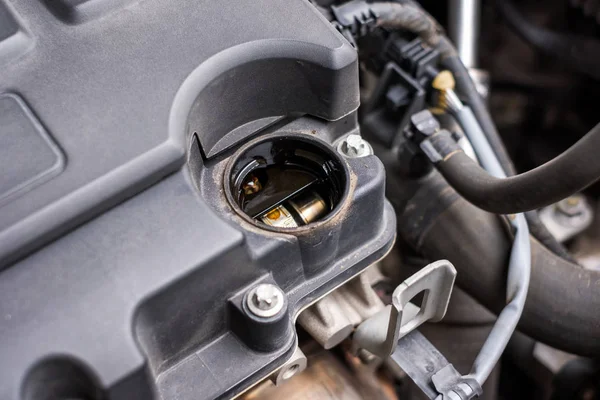 Close-up Caixa de óleo de mudança sintética na frente do motor — Fotografia de Stock