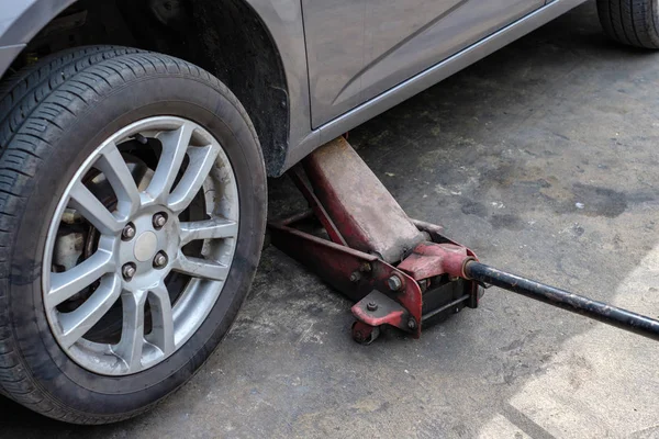Repareren van de auto met het opheffen van in winkel — Stockfoto