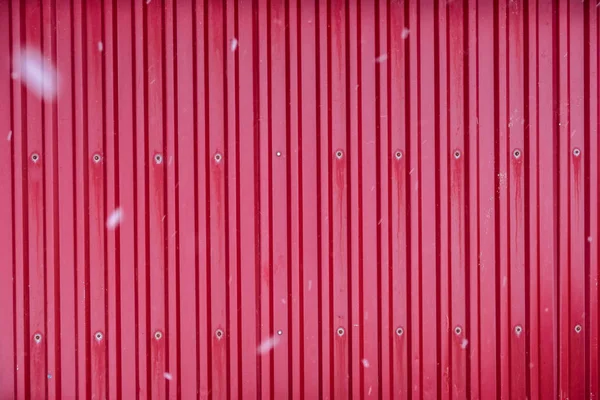 Rote Oberfläche Containerlager mit Schnee ausgekleidet — Stockfoto