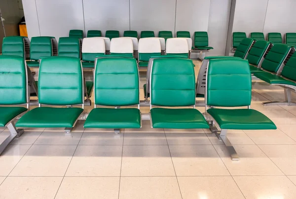Ряды современных зеленых стульев в зале ожидания — стоковое фото