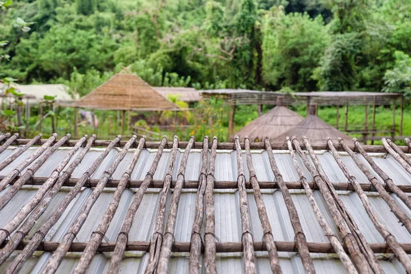 Ręcznie robione drewniane dach domek w ogrodzie — Zdjęcie stockowe