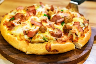 Pizza en iyi et ve biber tepsi üzerinde