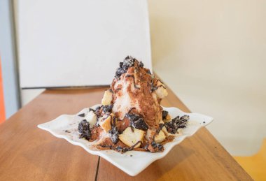 Milk shake kazık Çikolata tozu ve ekmek ile