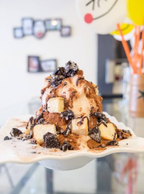 Milk shake kazık Çikolata tozu ve ekmek ile