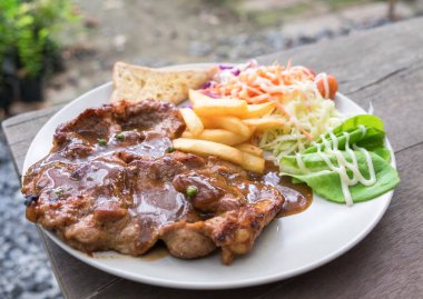 Domuz eti biftek salata vejetaryen ile lezzetli