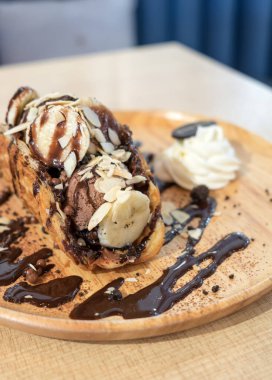 Nutella Puff Parfait muz çikolata tepsi ile