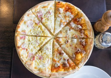 Pizza ev yapımı taze carbonara ham yarı İtalyan sosis masada