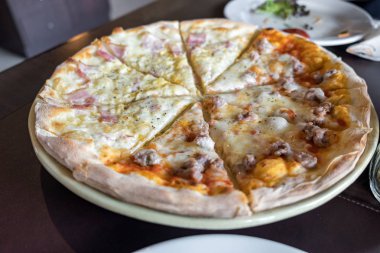 Pizza ev yapımı taze carbonara ham yarı İtalyan sosis masada