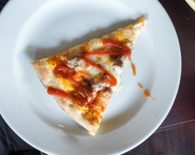 Pizza İtalyan sosis peynir domates sosu ile tepesinde