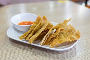 Kızarmış köfte ve tepsi üzerinde tatlı sos