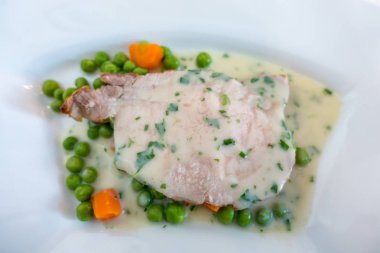 Tavuk eti beyaz krema sos