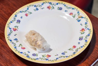 Erişte pirinç sarma ile tofu kızarmış dilimlenmiş