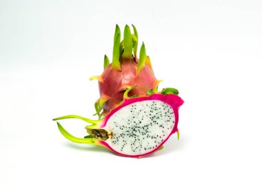 Dragon meyve pembe yeşil sapı dilim beyaz arka plan üzerinde kabuğu